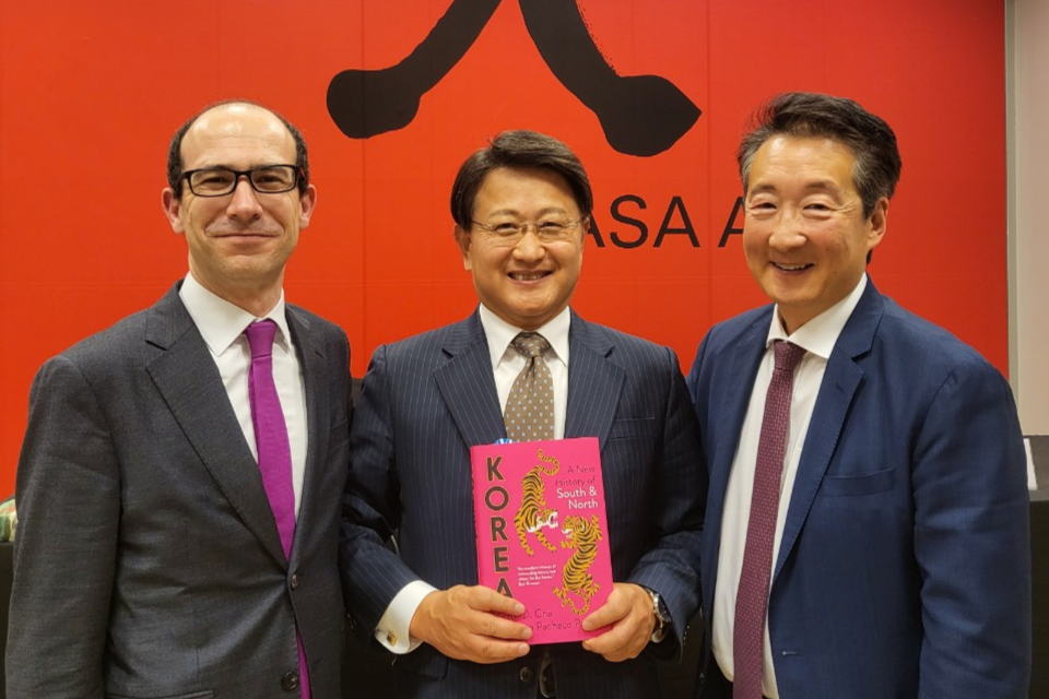 El Embajador Bahk Sahnghoon asistió a la charla de un libro sobre Corea organizada por Casa Asia