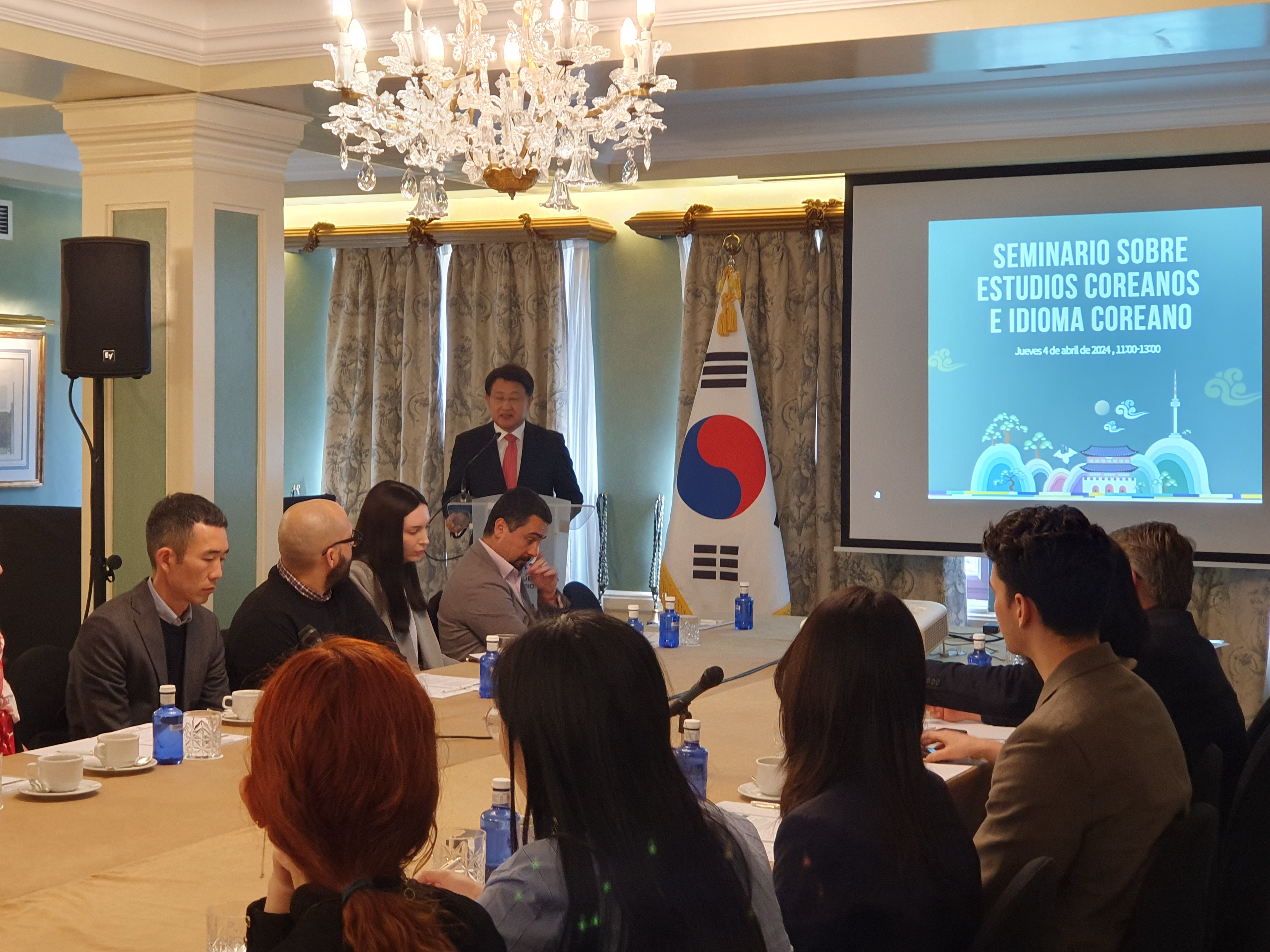 El Embajador Bahk Sahnghoon organizó un seminario para expertos en estudios coreanos e idioma coreano